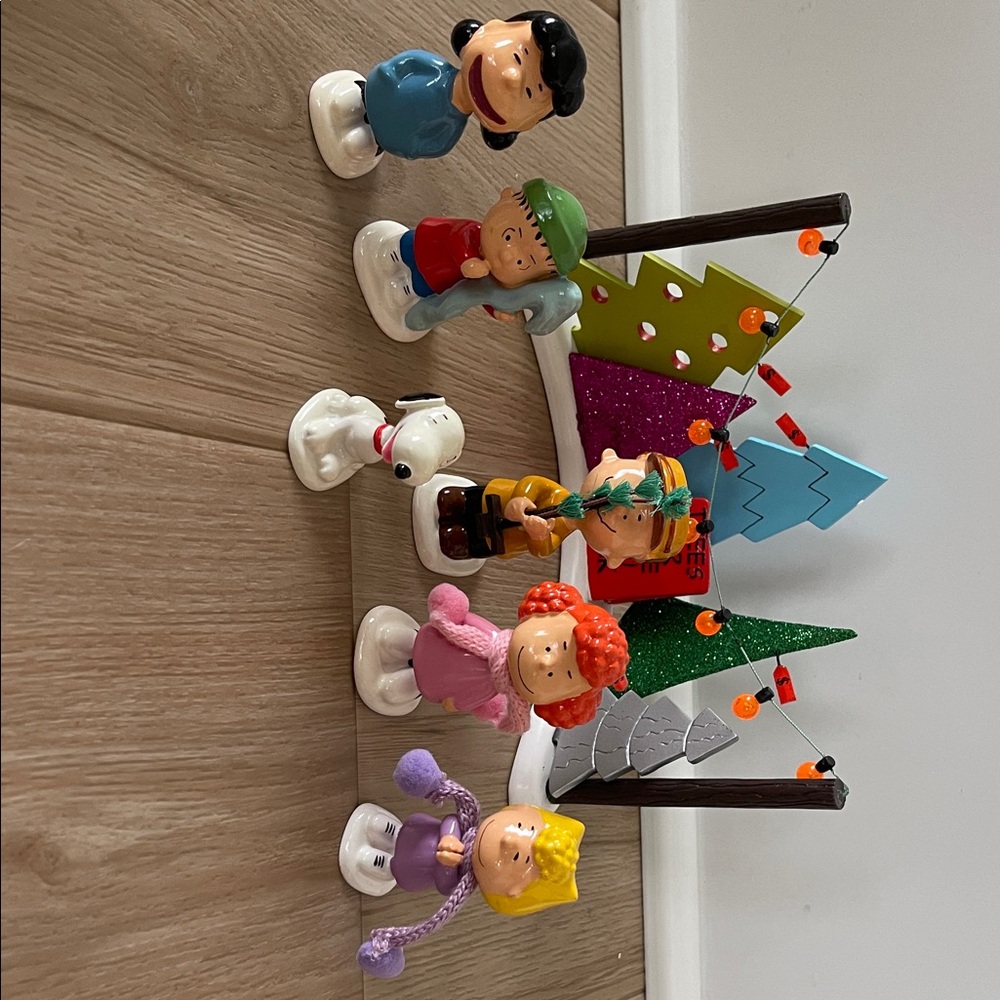 Department 56 “Peanuts Tree Lot” Set - Picture 6 of 14